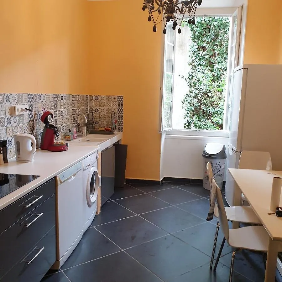 Appartement intra muros 8 personnes climatisé Wifi stationnement facile Avignon