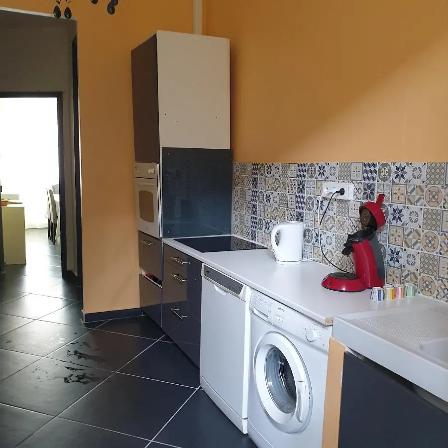 Appartement intra muros 8 personnes climatisé Wifi stationnement facile Avignon France